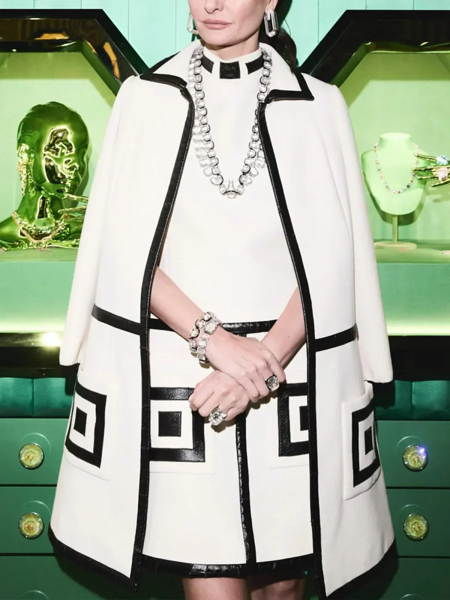 Elegant Graphic Set | Structured Fabric & Straight Cut | Chic and Bold – Image 3