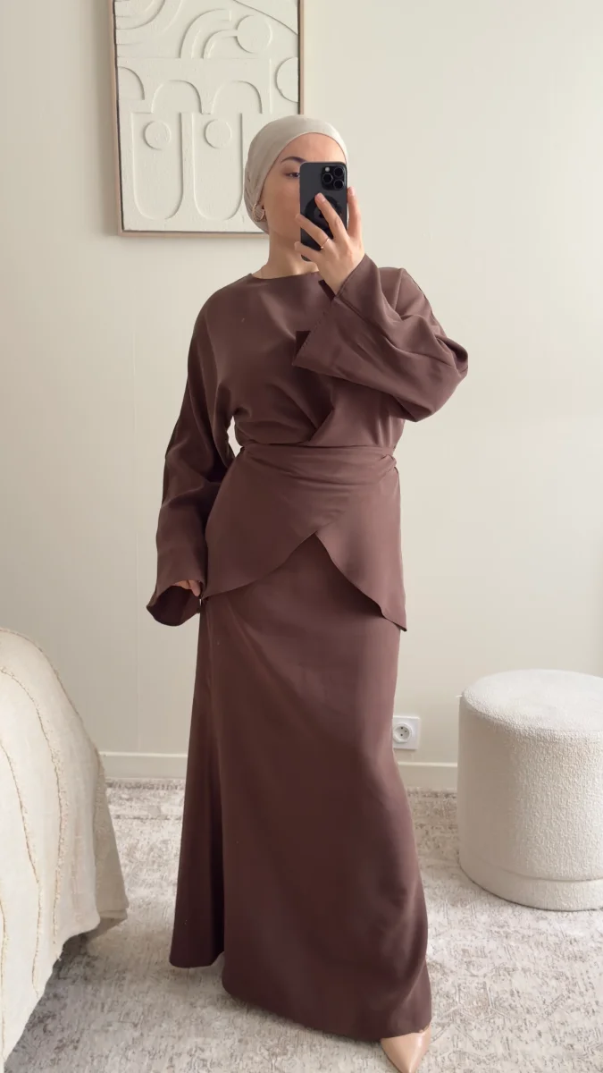 Ensemble Modeste Femme Marron en Tencel – Jupe Taille Haute & Blouse Croisée Ample Élégante – Image 3