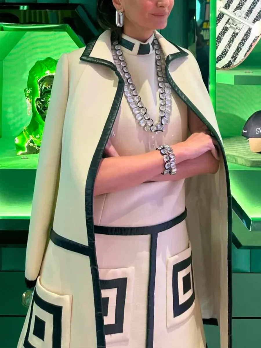 Elegant Graphic Set | Structured Fabric & Straight Cut | Chic and Bold – Image 4