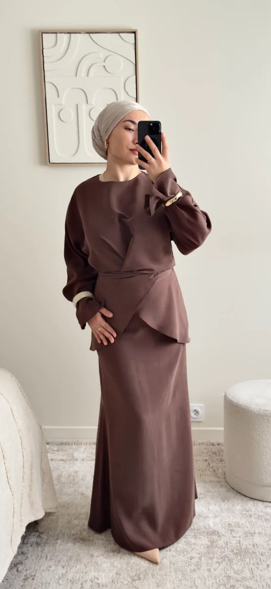 Ensemble Modeste Femme Marron en Tencel – Jupe Taille Haute & Blouse Croisée Ample Élégante – Image 2