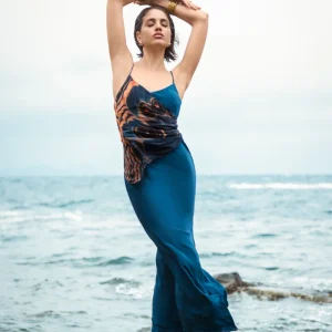 Robe longue avec plissés et imprimé papillon