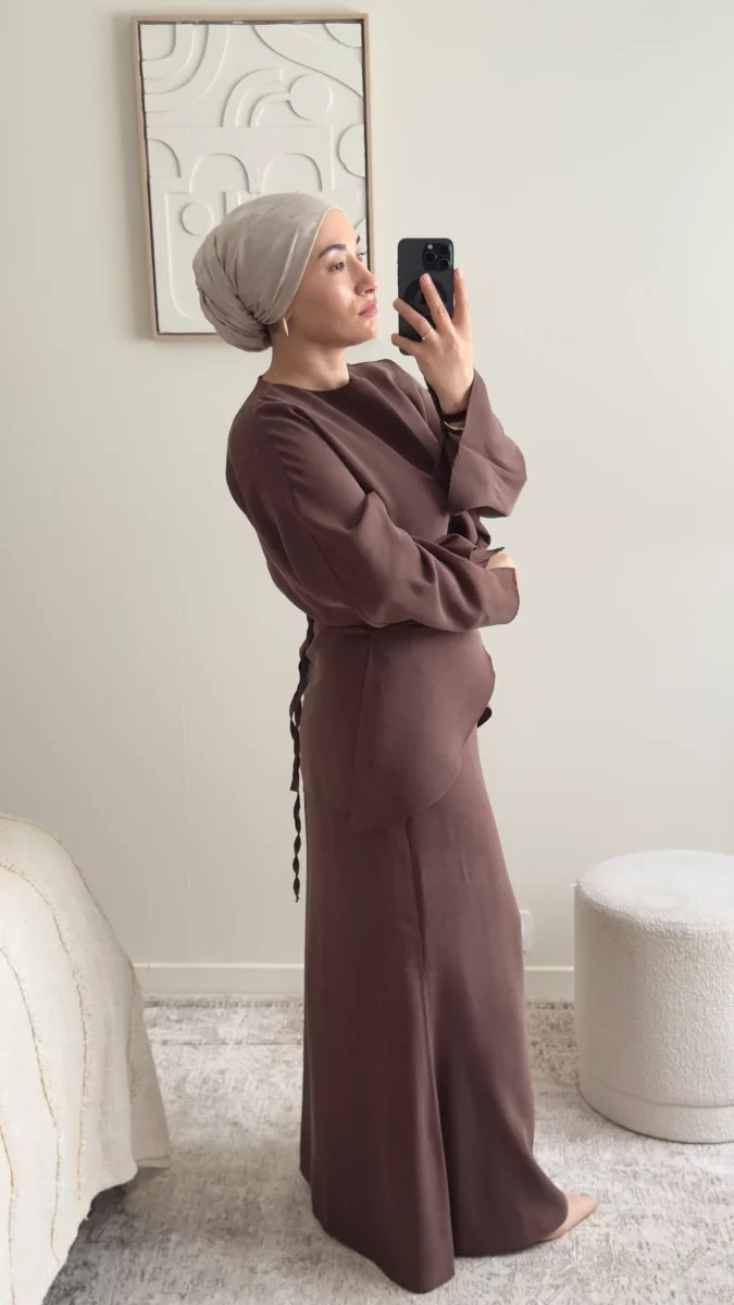 Ensemble Modeste Femme Marron en Tencel – Jupe Taille Haute & Blouse Croisée Ample Élégante – Image 4