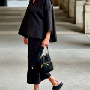 Ensemble Noir en Lin | Haut Col V & Pantalon 7/8 | Élégance Minimaliste