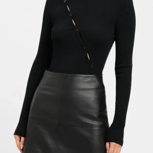 Diagonal button top | Tailored cut | Modern and elegant