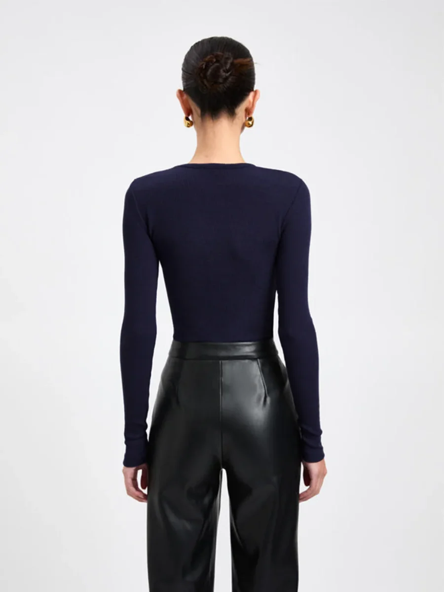 Top Noir Ajusté | Détail Boutonné Diagonal | Élégance Moderne – Image 9