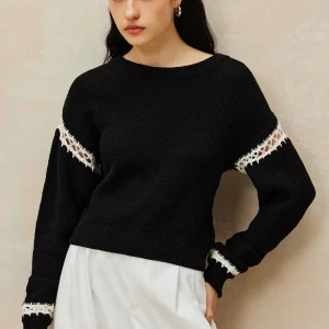 Pull Noir avec Détails en Dentelle Blanche | Maille Texturée | Féminité Subtile