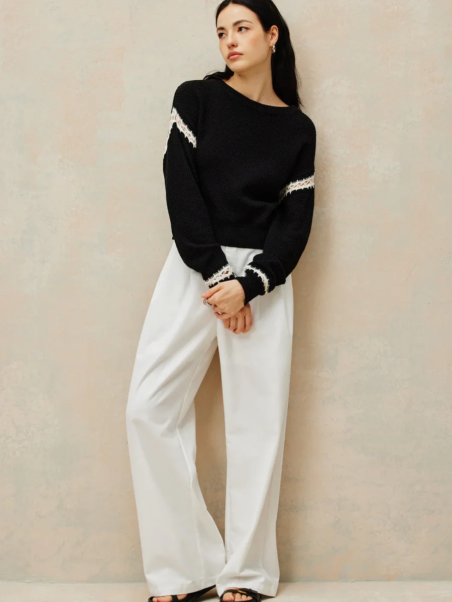 Pull Noir avec Détails en Dentelle Blanche | Maille Texturée | Féminité Subtile – Image 4