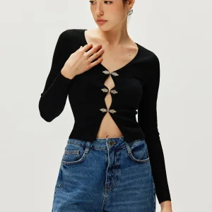 Top Noir à Fermoirs Bijoux | Détails Papillon | Élégance Audacieuse