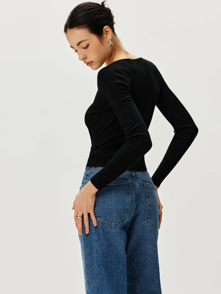 Top Noir à Fermoirs Bijoux | Détails Papillon | Élégance Audacieuse – Image 7