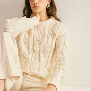 Pull Écru à Maille Torsadée & Fleurs 3D | Douceur Féminine | Tricot Texturé