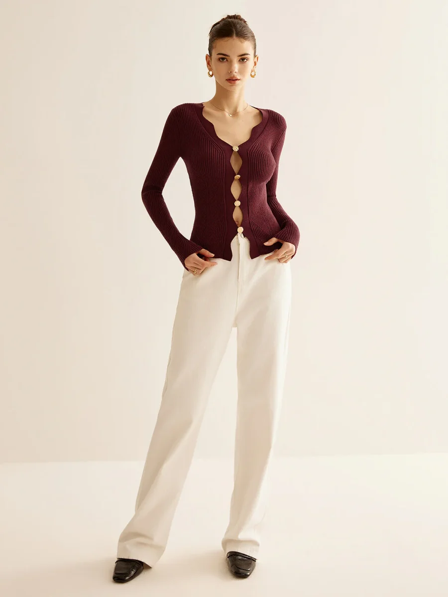 Cardigan Bordeaux Cintré | Boutons Dorés | Silhouette Ondulée Féminine – Image 4