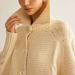 Cardigan Crème à Col Montant | Maille Texturée | Détail Torsadé Élégant