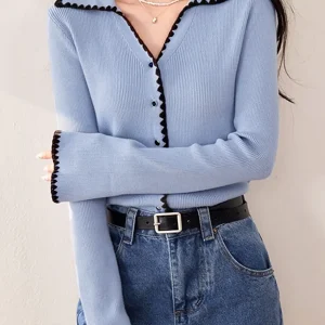 Cardigan Bleu Ciel | Détails Festonnés | Élégance Délicate et Moderne