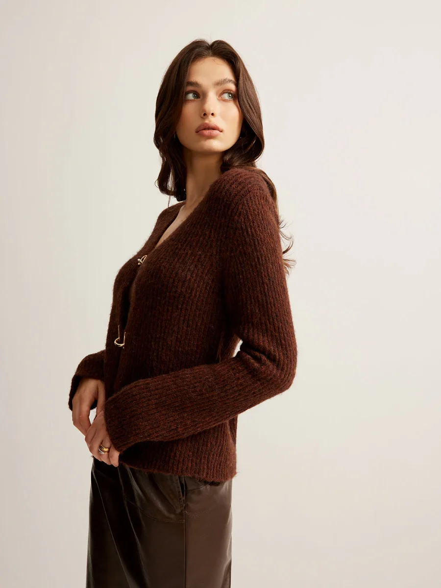 Cardigan Chocolat | Mailles Douces | Élégant et Moderne – Image 6