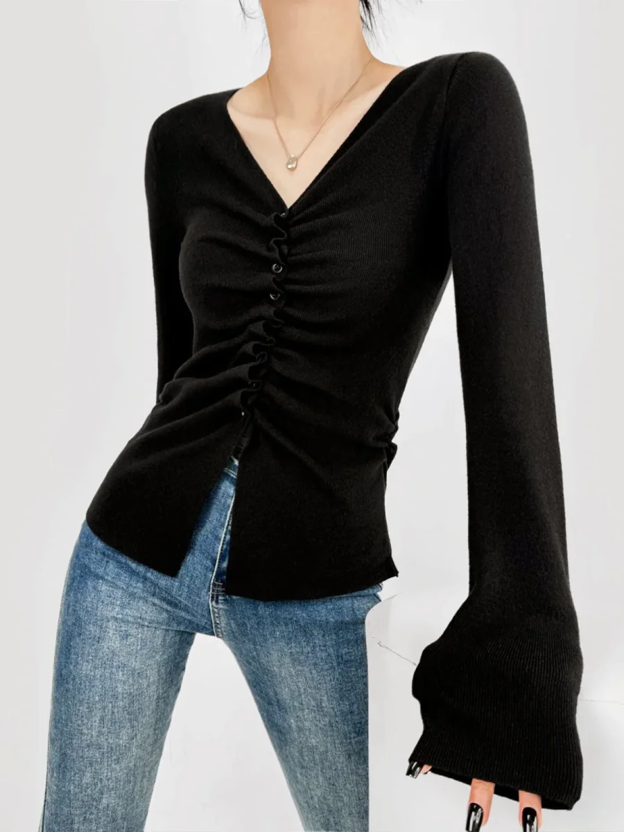 Top Noir Froncé à Boutons | Col V & Manches Évasées | Silhouette Féminine – Image 4