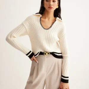 Pull Crème à Finitions Contrastées | Col V | Élégance Sporty-Chic