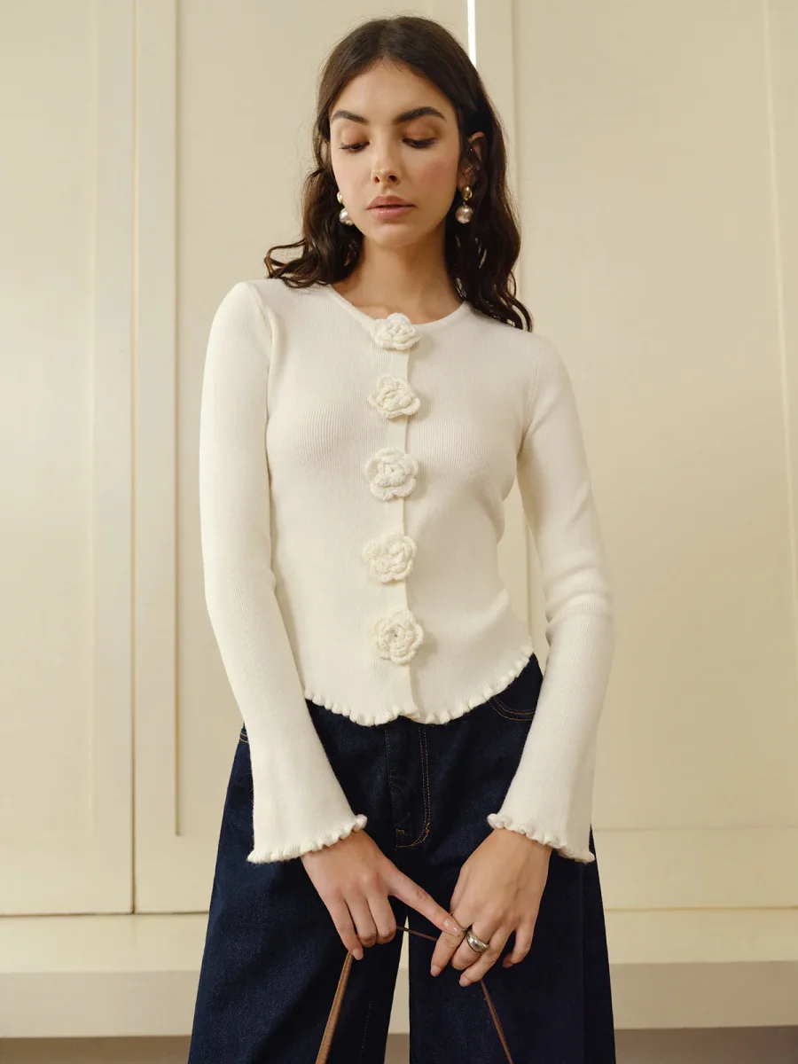 Cardigan Boutons Fleur | Détail Romantique | Maille Ajustée