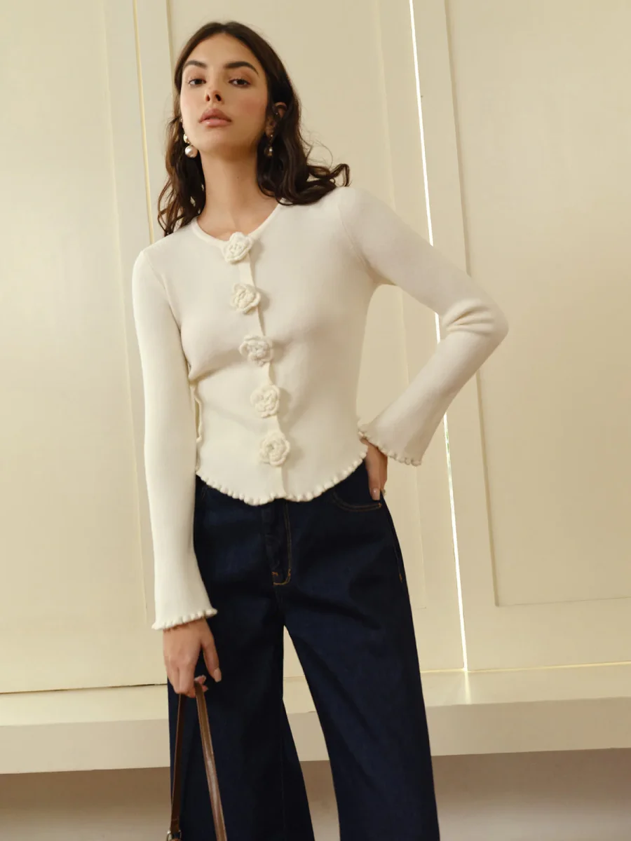 Cardigan Boutons Fleur | Détail Romantique | Maille Ajustée – Image 3