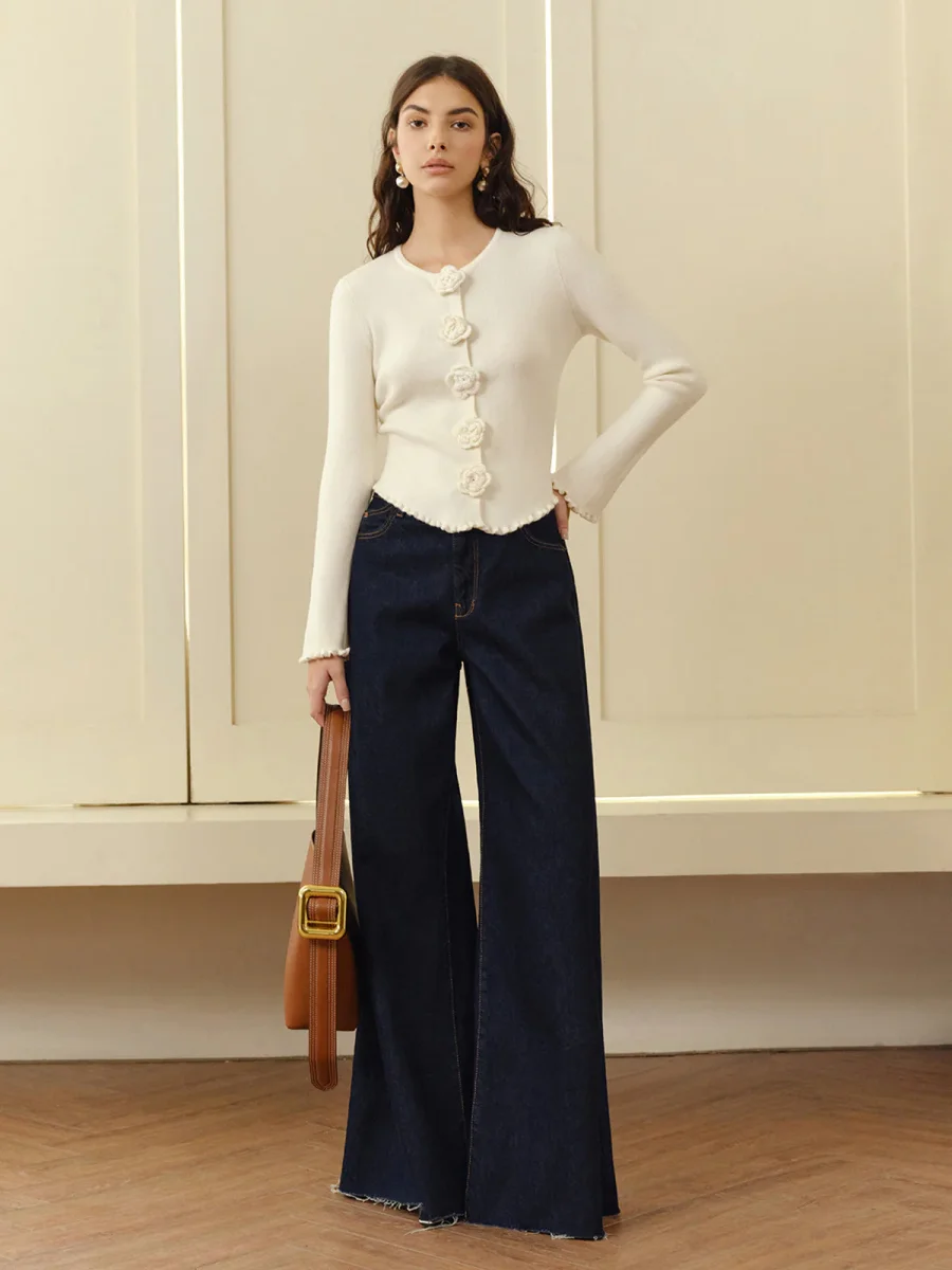 Cardigan Boutons Fleur | Détail Romantique | Maille Ajustée – Image 4