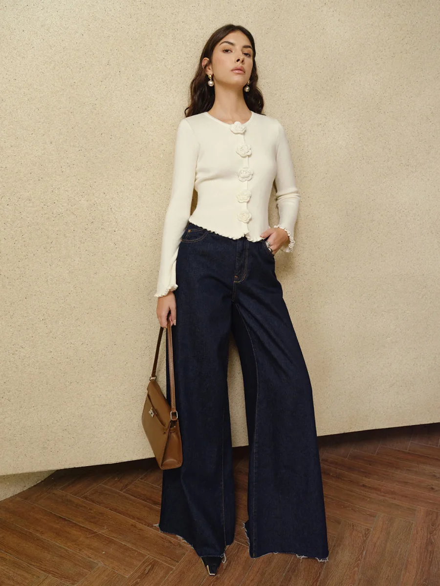 Cardigan Boutons Fleur | Détail Romantique | Maille Ajustée – Image 9