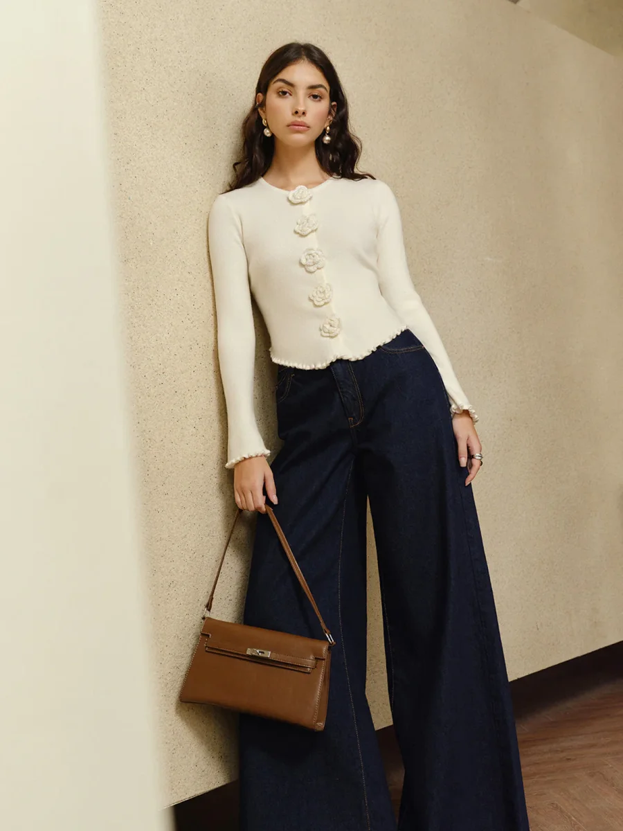 Cardigan Boutons Fleur | Détail Romantique | Maille Ajustée – Image 6