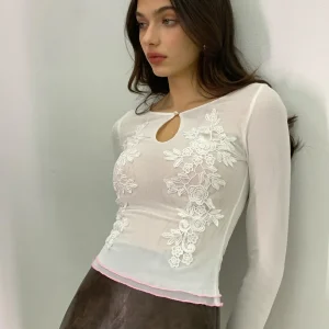 Top Blanc Brodé | Détail Goutte & Finitions Roses | Élégance Romantique