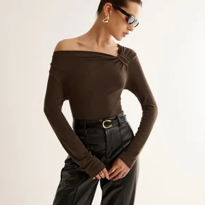 Top Épaules Dégagées Marron | Détail Froncé | Elegant and Modern