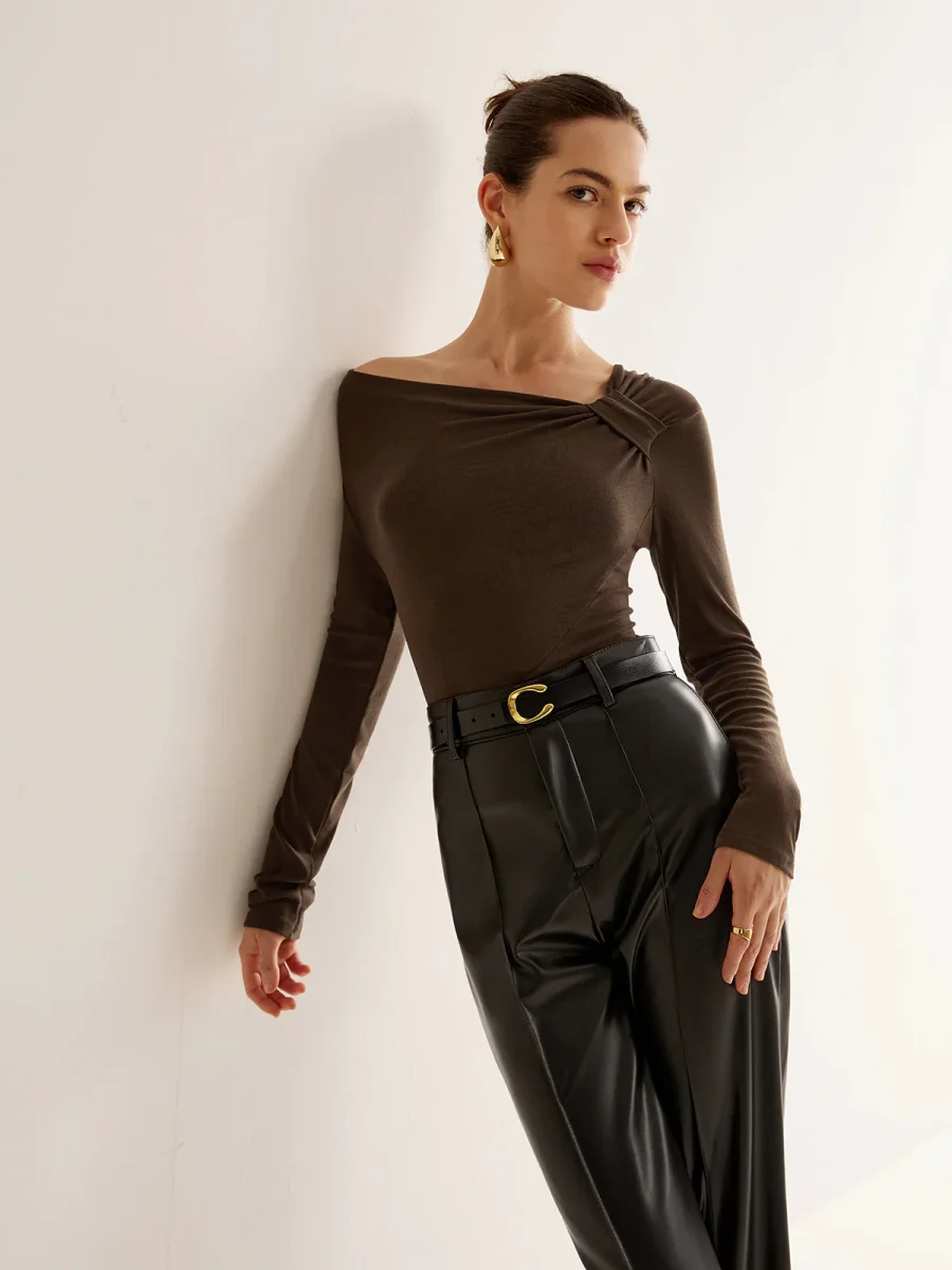 Top Épaules Dégagées Marron | Détail Froncé | Elegant and Modern – Image 3