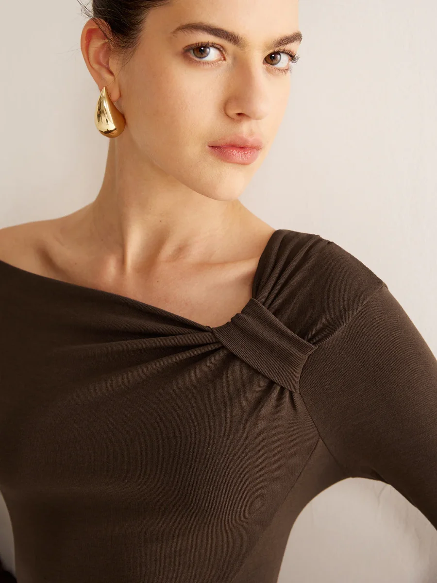 Top Épaules Dégagées Marron | Détail Froncé | Elegant and Modern – Image 4