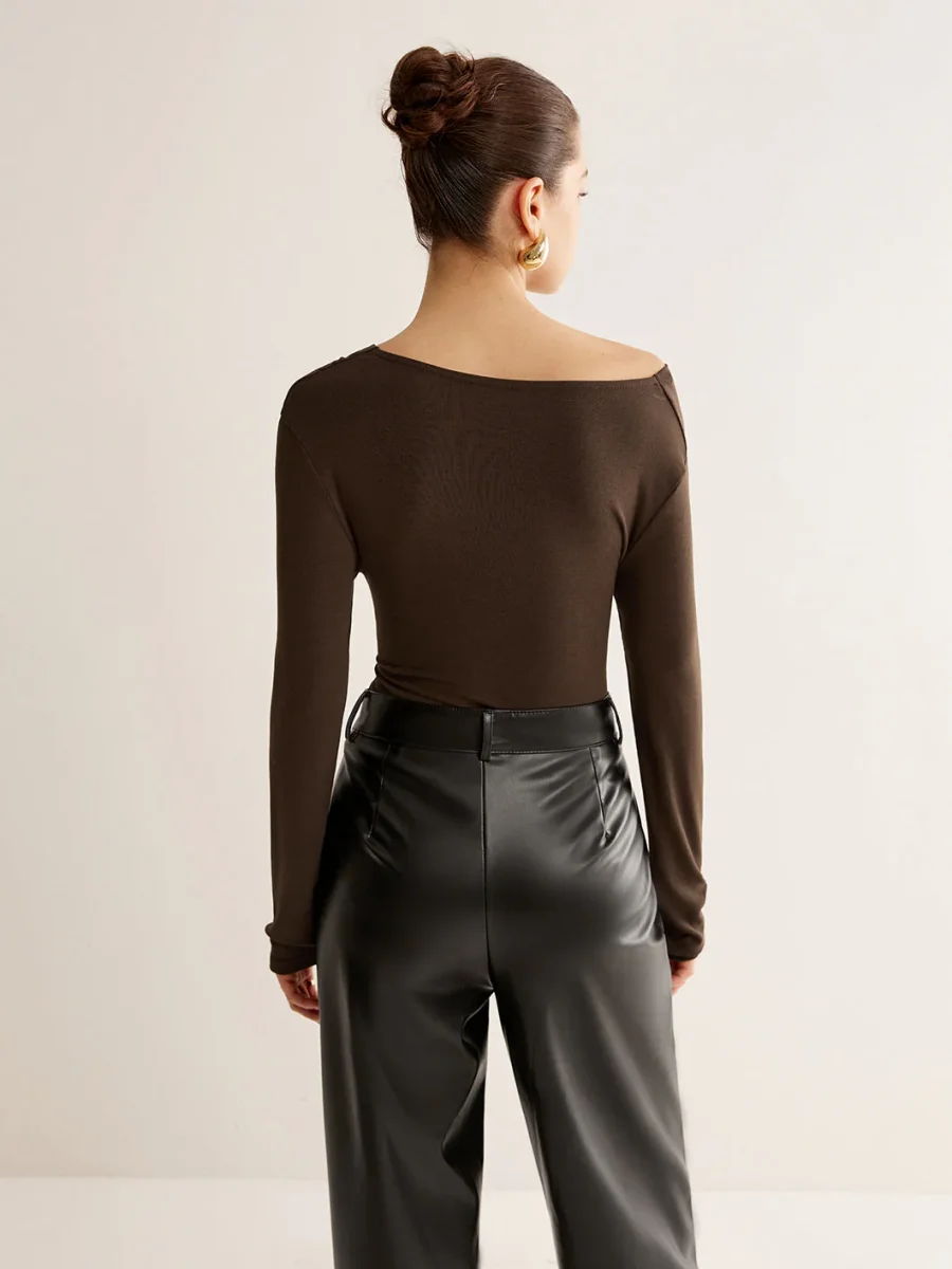 Top Épaules Dégagées Marron | Détail Froncé | Elegant and Modern – Image 6