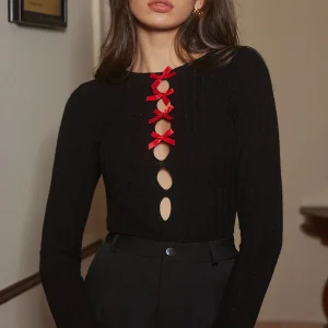 Top Noir à Nœuds Rouges | Détails Découpés | Look Féminin Audacieux