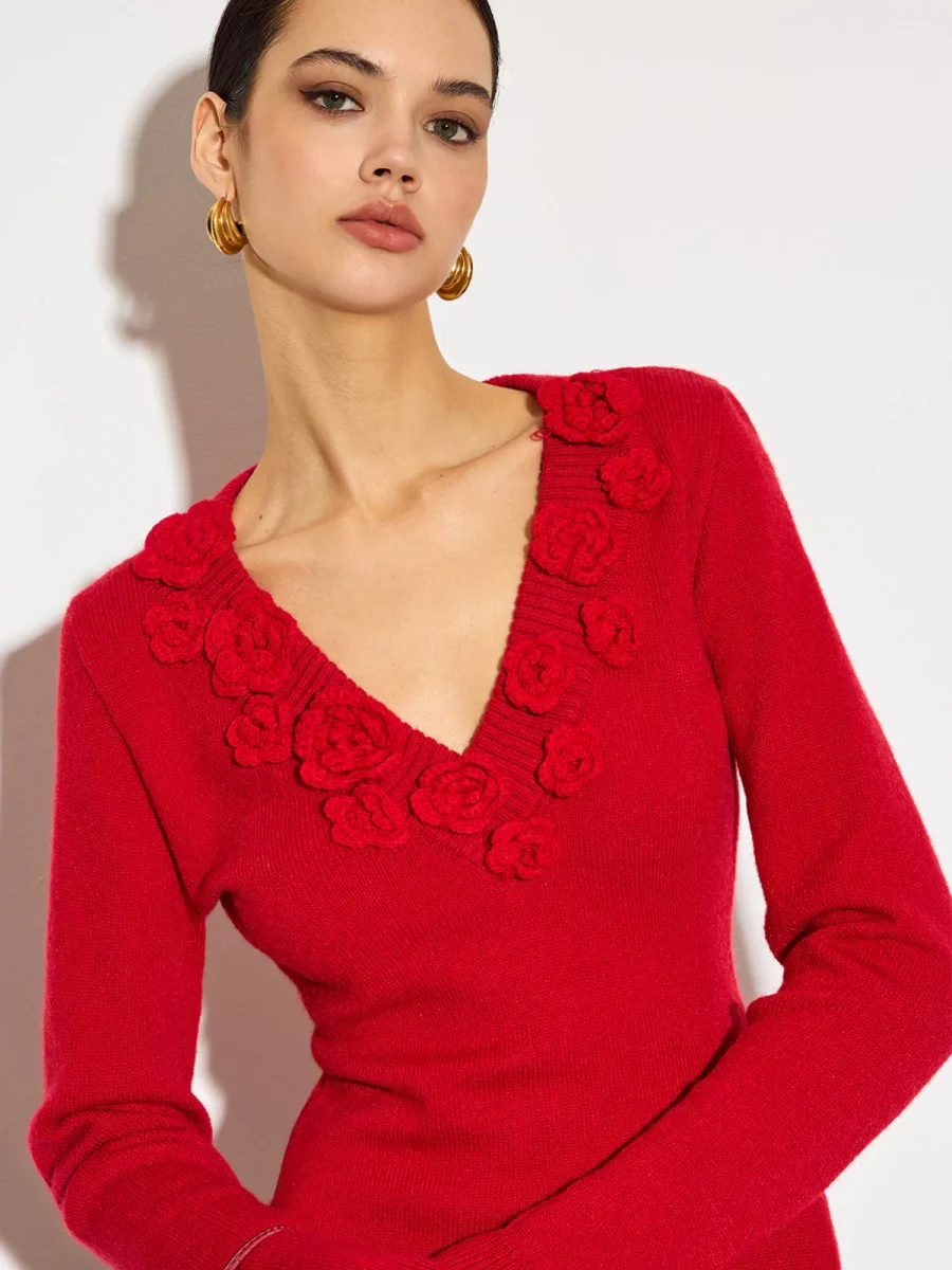 Pull Rouge à Fleurs en Relief | Col V Romantique | Élégance Vibrante – Image 3