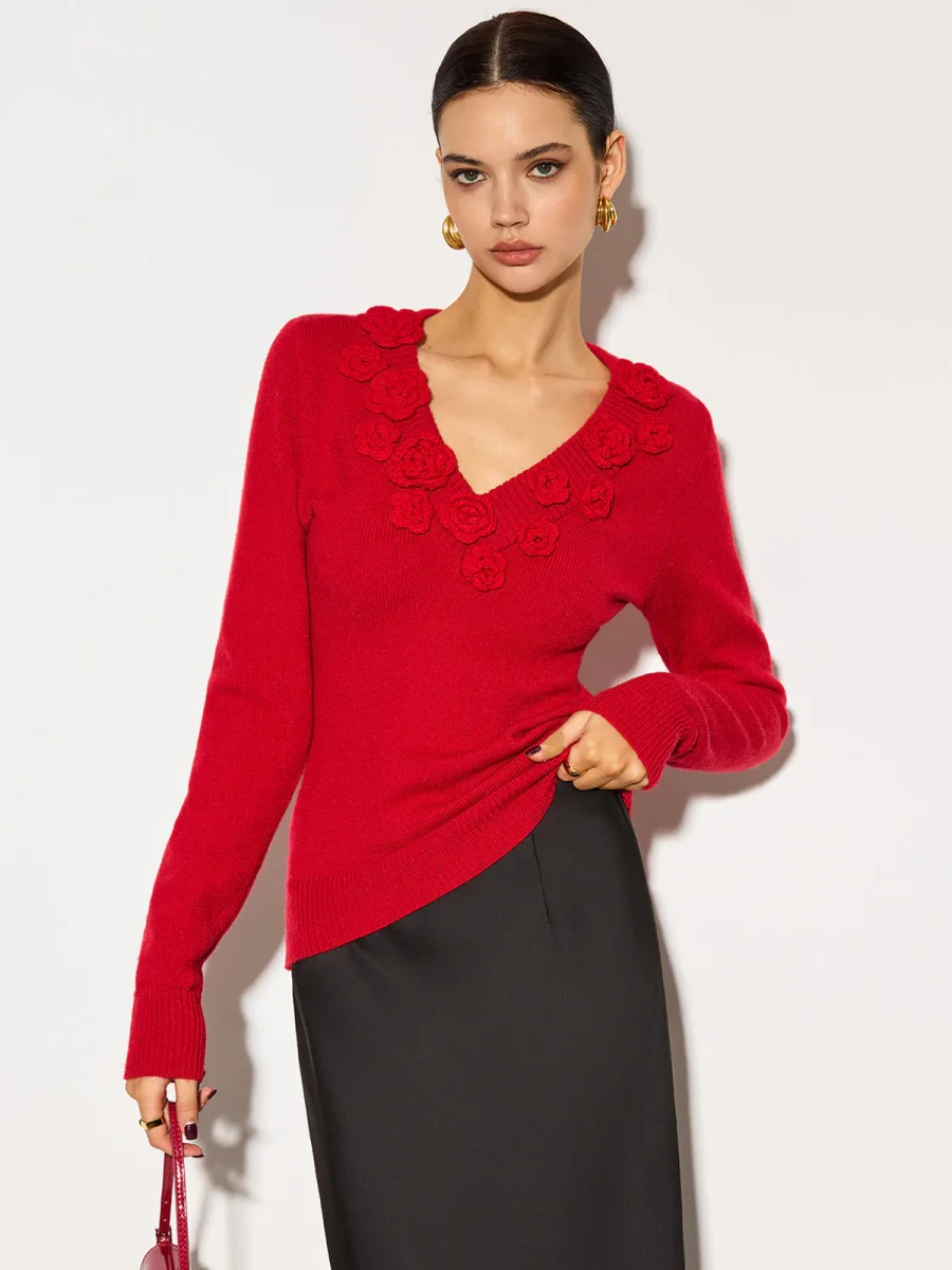 Pull Rouge à Fleurs en Relief | Col V Romantique | Élégance Vibrante