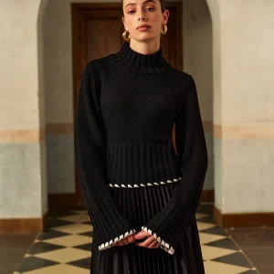 Pull Noir à Col Montant avec Détails Coquillage | Élégance Artisanale | Taille Cintrée