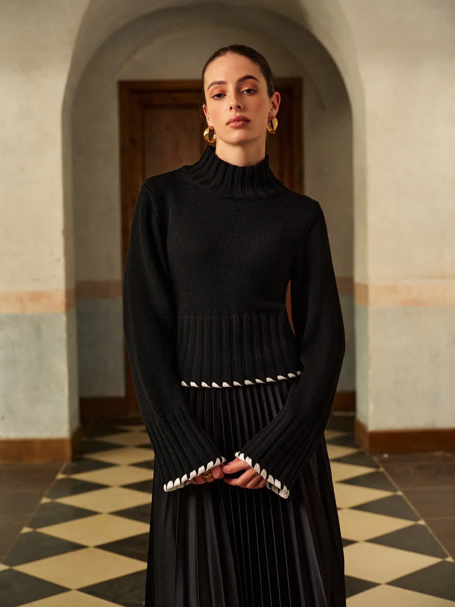 Pull Noir à Col Montant avec Détails Coquillage | Élégance Artisanale | Taille Cintrée – Image 2