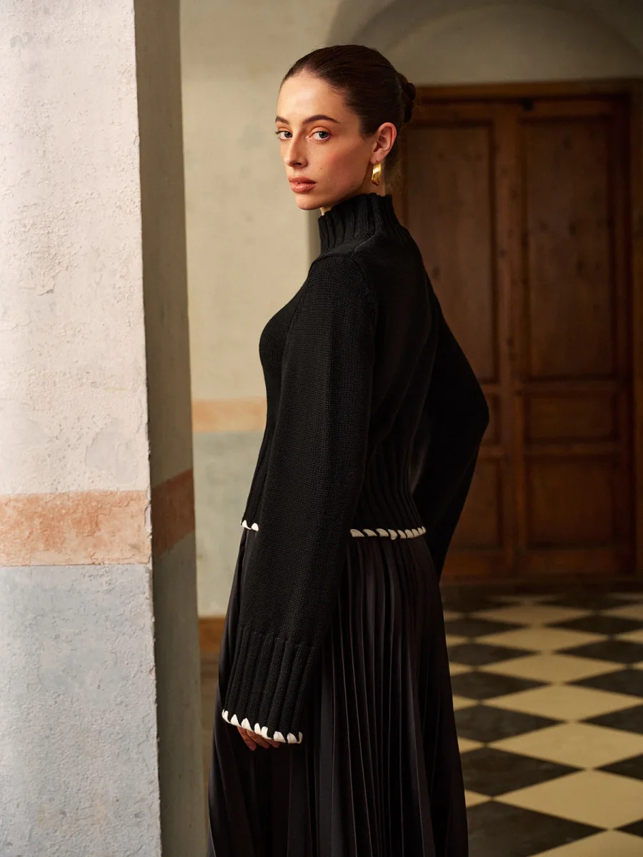 Pull Noir à Col Montant avec Détails Coquillage | Élégance Artisanale | Taille Cintrée – Image 5