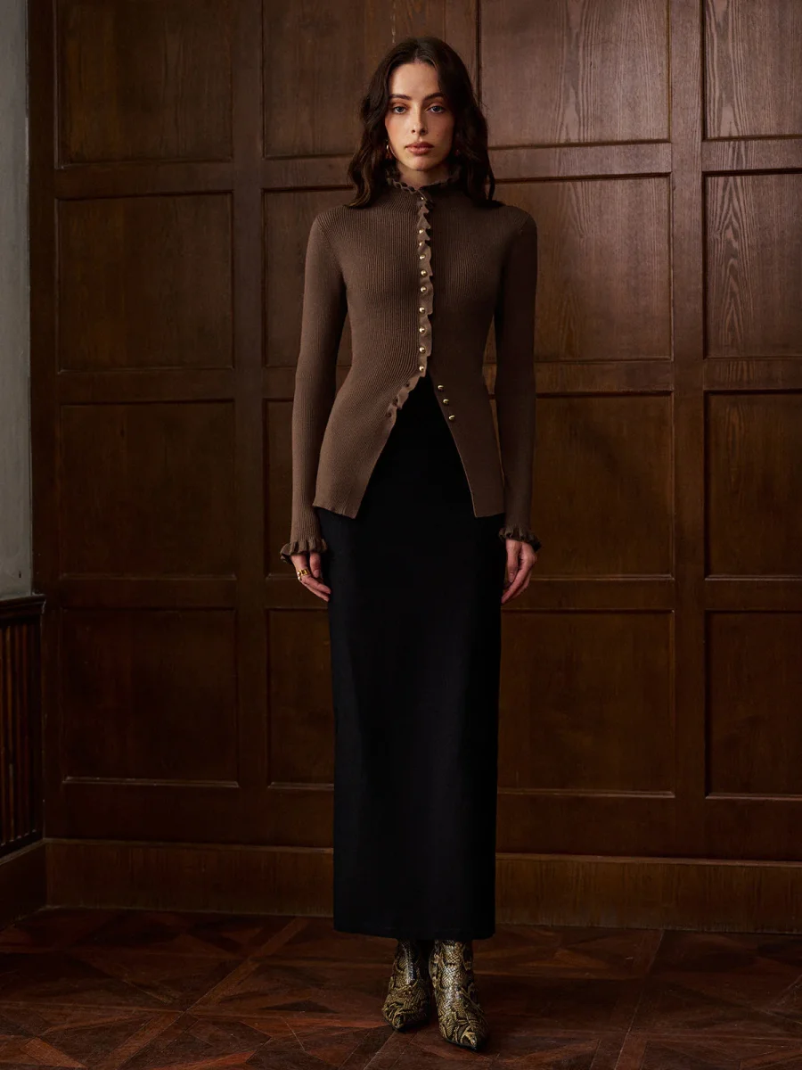 Cardigan Perlé | Marron Élégant | Finitions Volantées et Silhouette Cintrée – Image 4