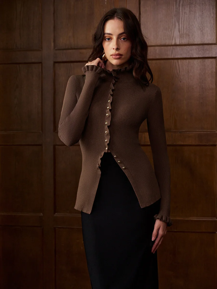 Cardigan Perlé | Marron Élégant | Finitions Volantées et Silhouette Cintrée – Image 6