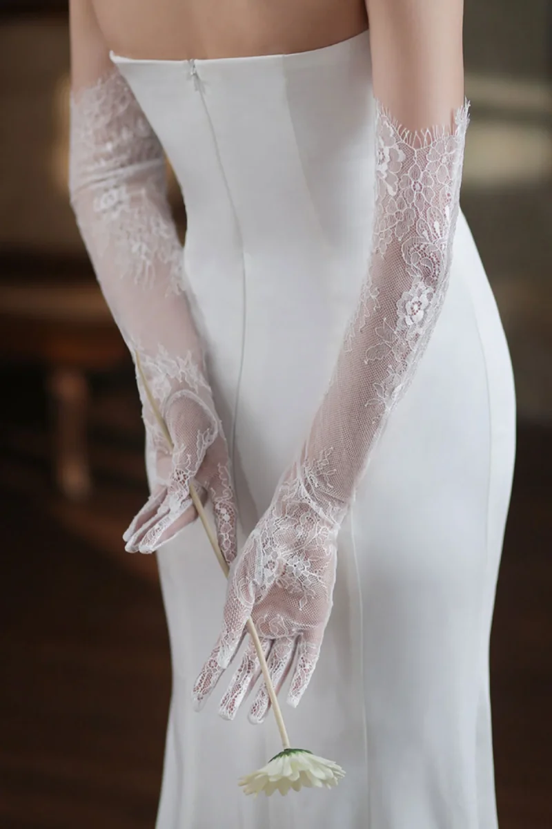 Gants De Mariée Modernes Brodés À Motifs Floraux – Image 2