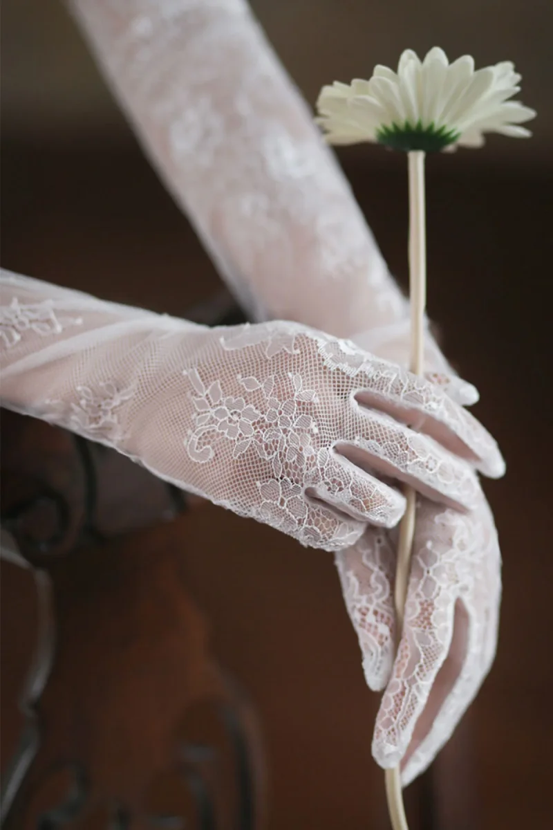 Gants De Mariée Modernes Brodés À Motifs Floraux – Image 6