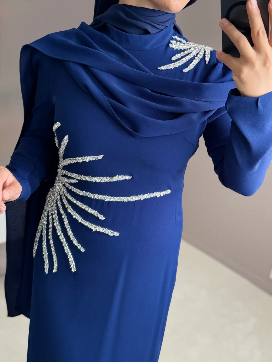 ROBE DE GALA A UNE EPAULE AVEC CAPE – Image 4