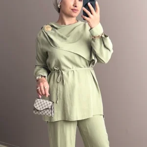 ENSEMBLE AVEC CAPE A L'EPAULE