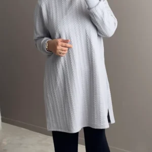 PULL LONG EN MAILE TORSADEE AVEC FENTES LATERALES