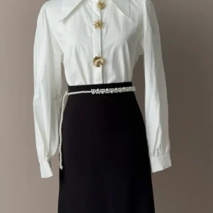 CHEMISE LONGUE BLANCHE AVEC DES BROCHES