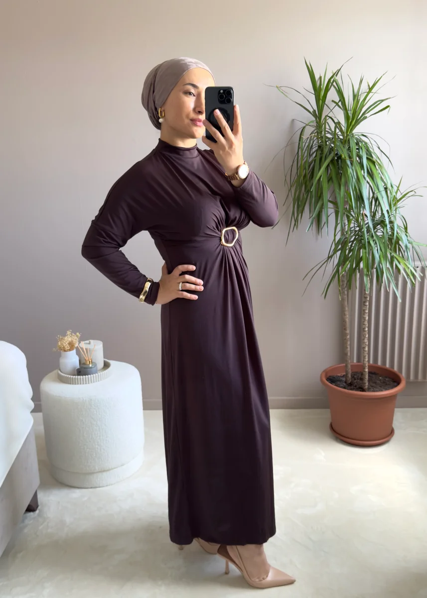 ROBE LONGUE MARRON JERSEY AVEC BROCHE-UZUN SANDY KUMAS BROSLU ELBISE – Image 3