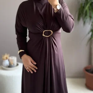 ROBE LONGUE  MARRON JERSEY AVEC BROCHE-UZUN SANDY KUMAS BROSLU ELBISE
