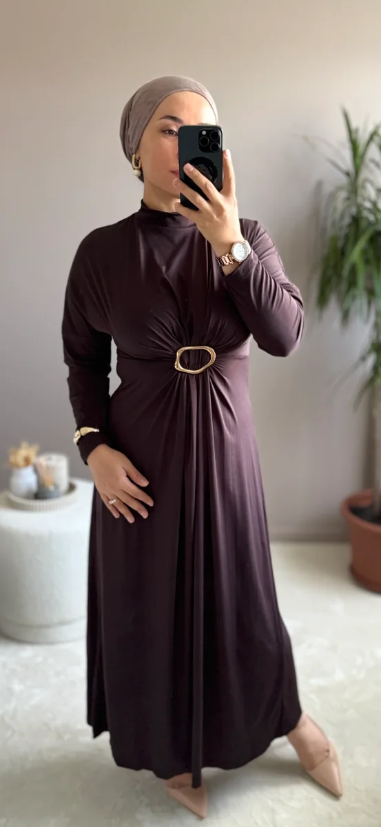 ROBE LONGUE MARRON JERSEY AVEC BROCHE-UZUN SANDY KUMAS BROSLU ELBISE