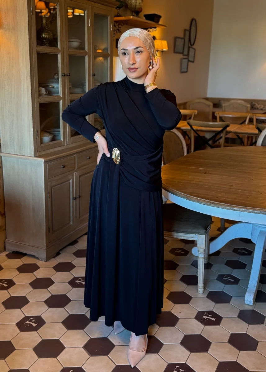 ROBE HIJAB CHIC COULEUR NOIR -SIYAH DRAPELI ALTIN TOKALI UZUN ELBISE – Image 4