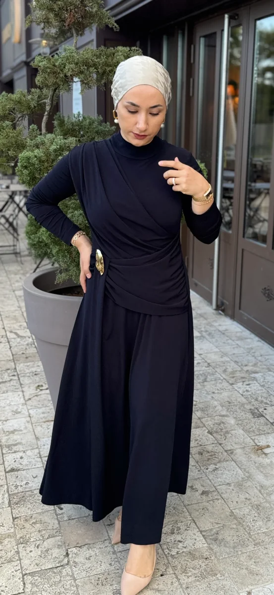ROBE HIJAB CHIC COULEUR NOIR -SIYAH DRAPELI ALTIN TOKALI UZUN ELBISE – Image 2