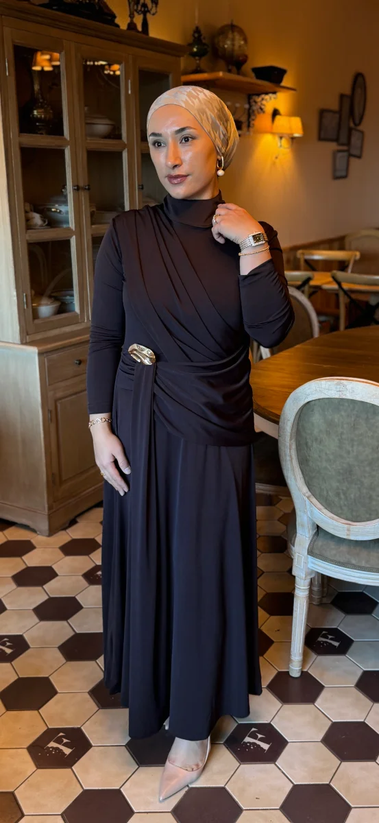 ROBE HIJAB CHIC COULEUR MARRON -KAHVERENGI DRAPELI ALTIN TOKALI UZUN ELBISE – Image 2
